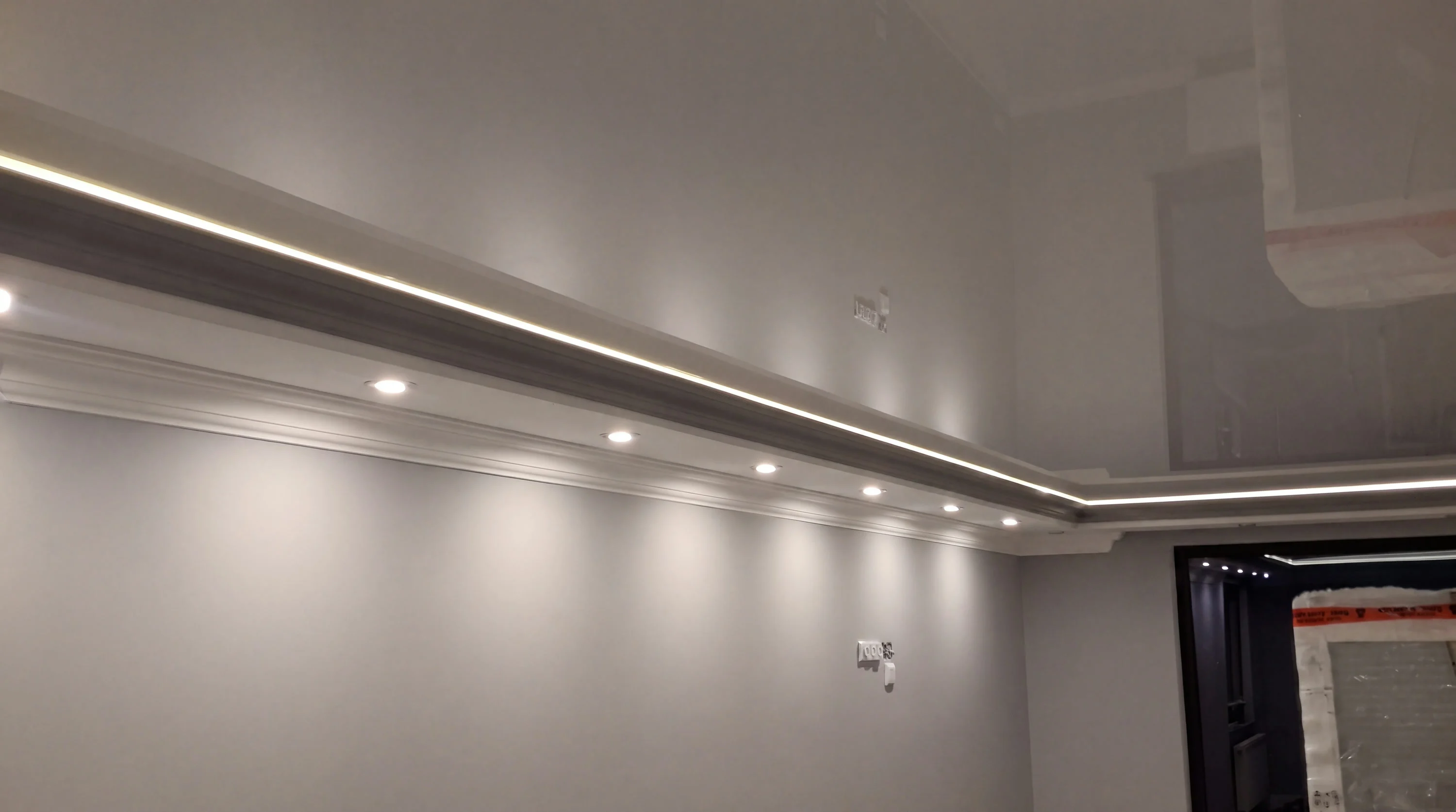 LED-Lichtlinie in einer abgehängten Decke mit Spots