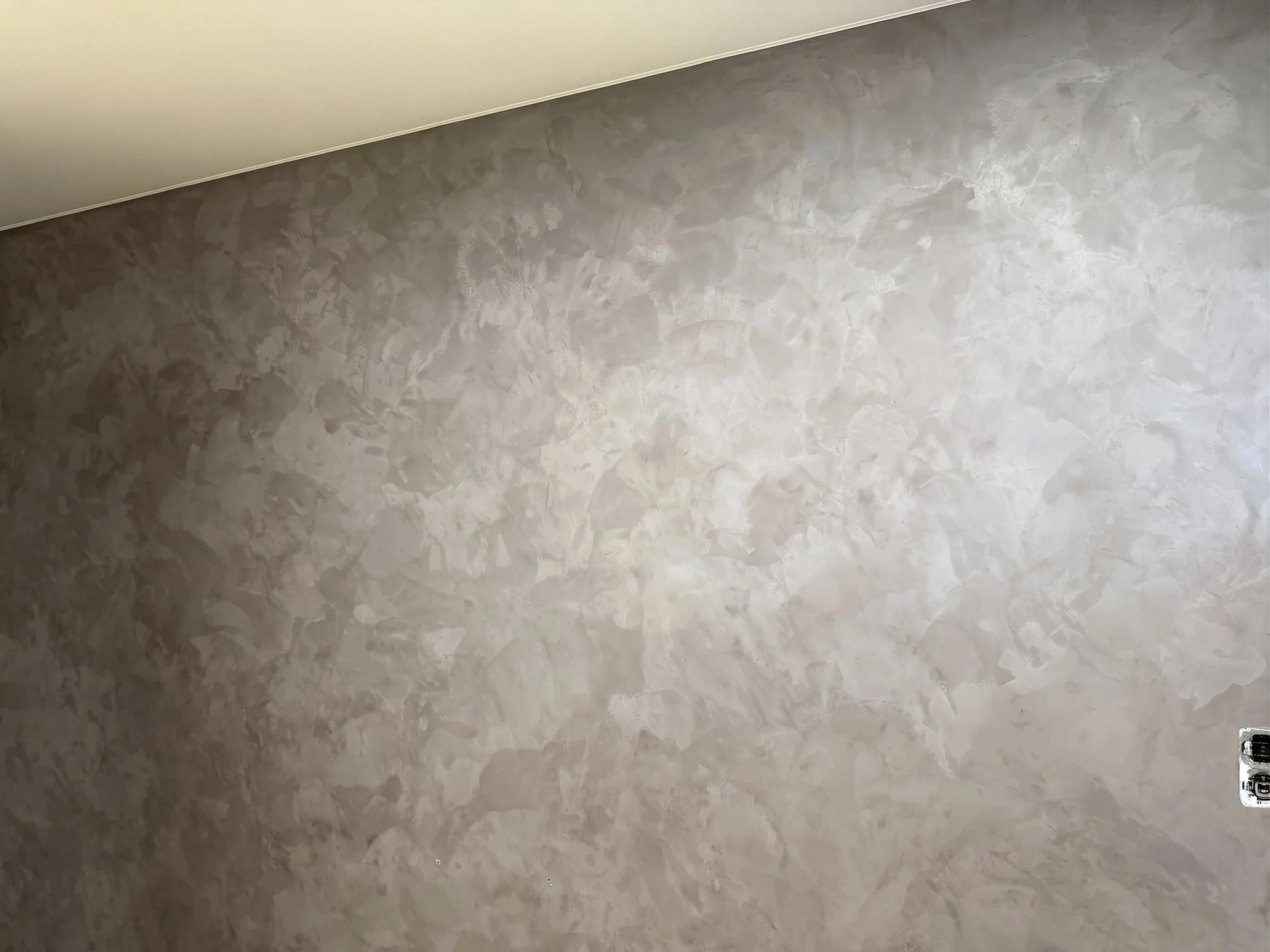 Schimmernde graue Spachteltechnik-Wand in Stucco-Veneziano-Optik