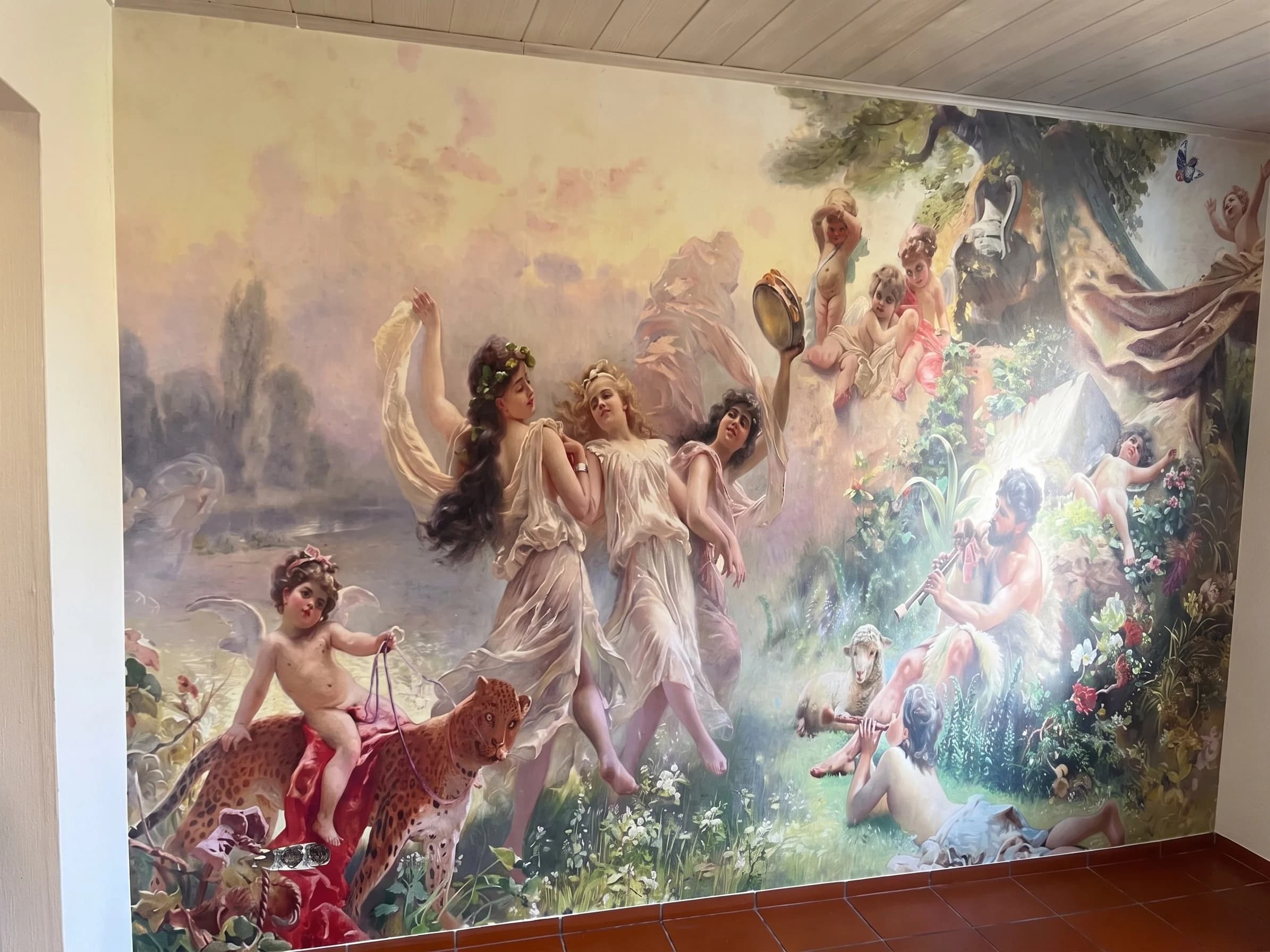 Klassisches Wandbild mit tanzenden Figuren als tapezierte Wandfläche